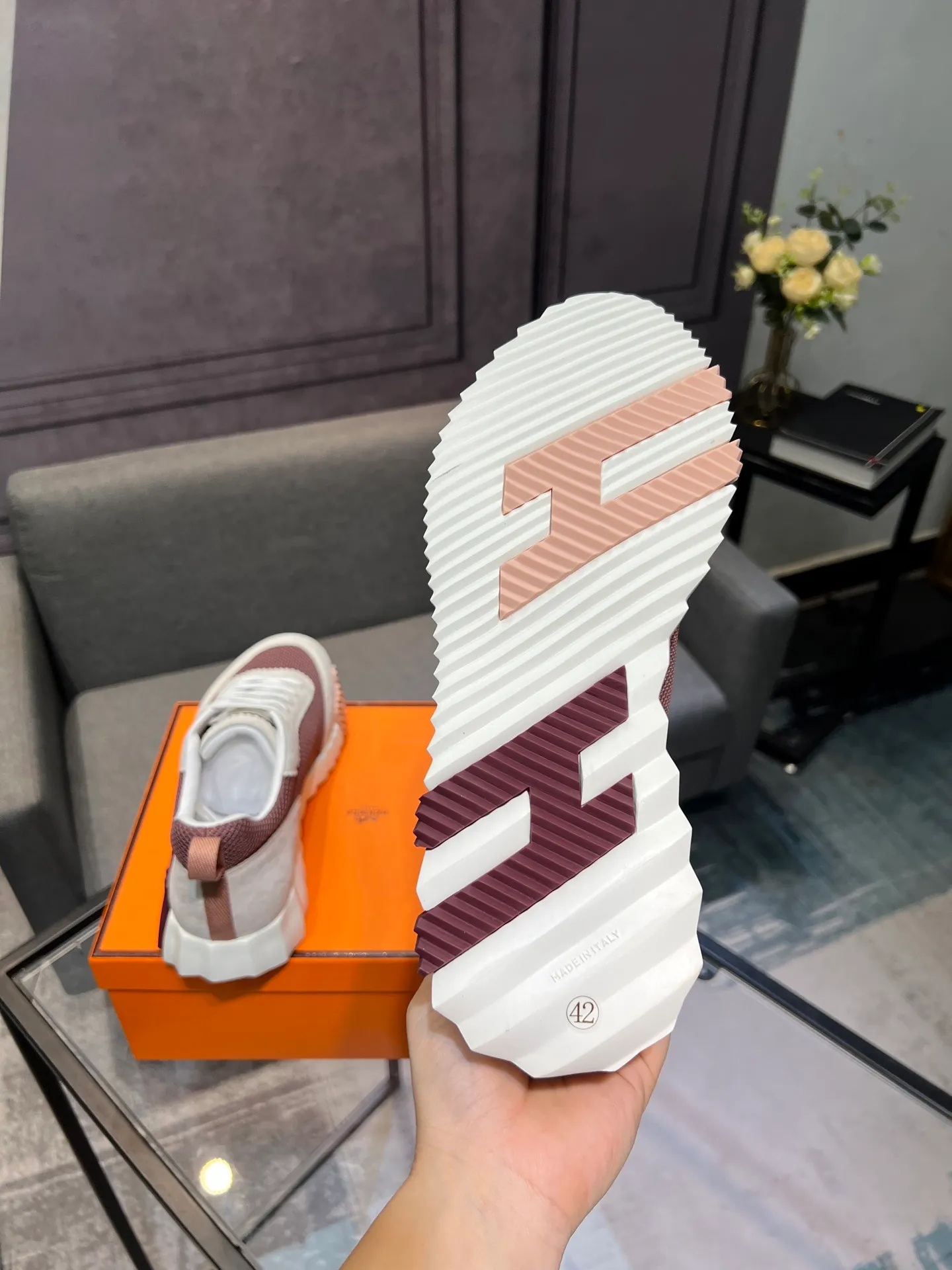 Men's shoes 💰660 Exclusive real shot (top version) Hermes new autumn and winter sports shoes. One of the most comfortable shoes from Hermes. Very light on the feet and good-looking. You will not be tired even if you go shopping. The overall suede feels very good. It is very beautiful and versatile. Very light and comfortable. Fabric: Imported high mercerized sheep/original single rain velvet. Lining: Imported silk sheepskin for the lining insole. Outsole: Seamless combination of IP+TPU (multi-color letters) German technology irradiation machine Size: Male 39-46 (Male 38 45 46 customized) Top quality, simultaneous full set of packaging